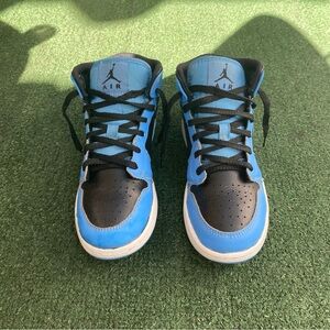 Air Jordan 1 “university blue” sneakers